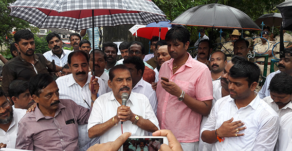 ಉಜಿರೆ ಉಪವಲಯ ಅರಣ್ಯಾಧಿಕಾರಿಯ ಅಮಾನತು ಒತ್ತಾಯಿಸಿ ಧರಣಿ